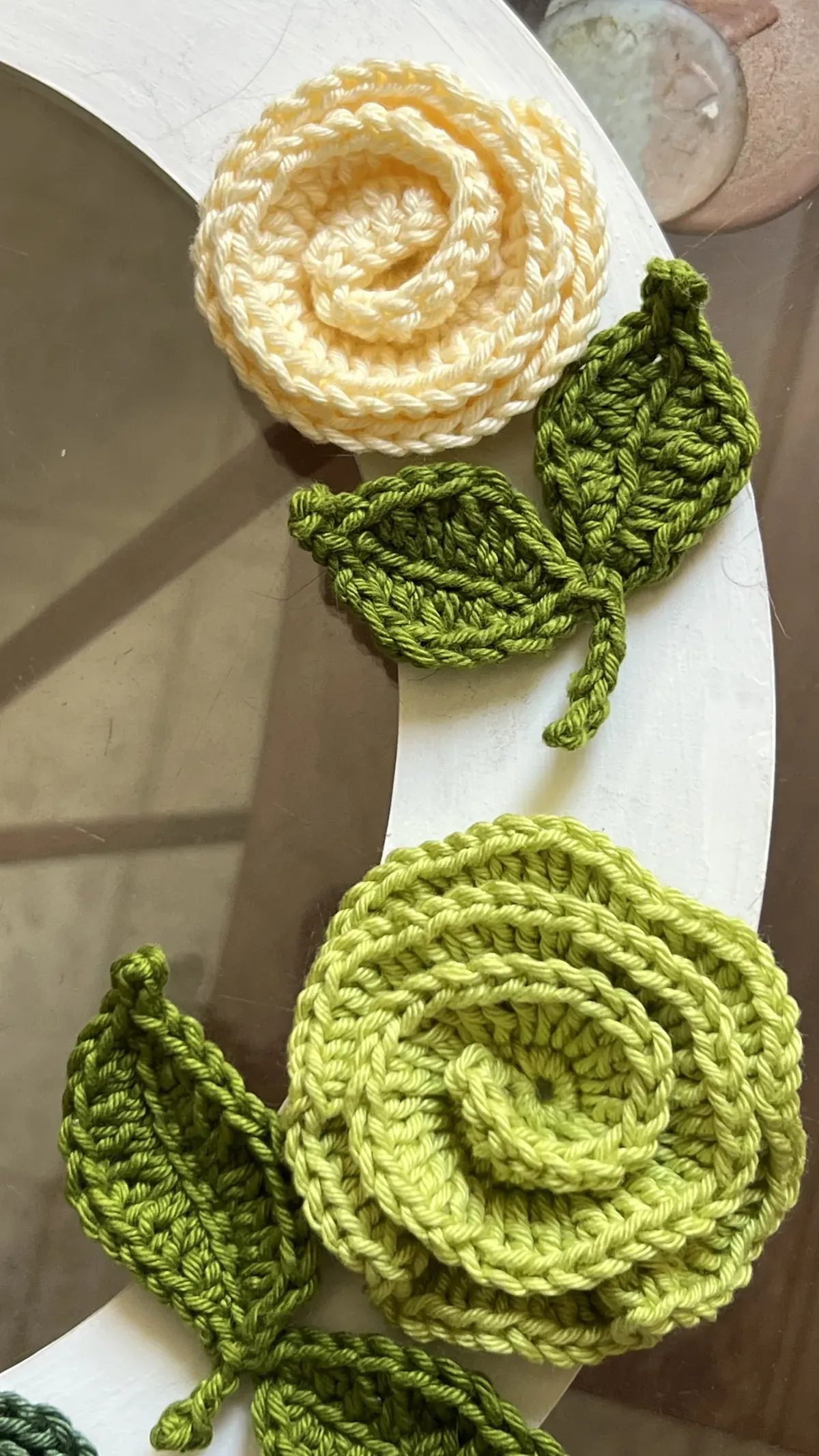 Flor Alice em crochê creme e verde-claro com folhas