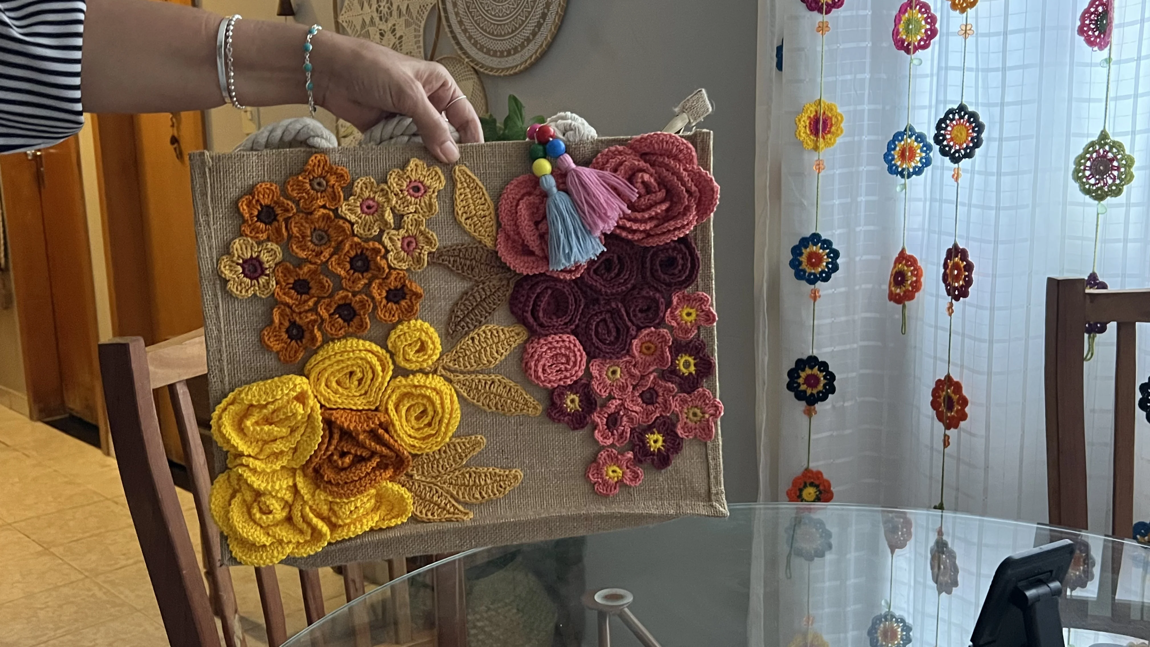 Exemplo de bolsa com borlas coloridas que você aprenderá a criar