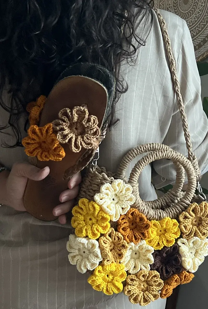 Dra. Sônia Cássia exibindo o Combo de Bolsa de Flores e Flor no Chinelo aplicados