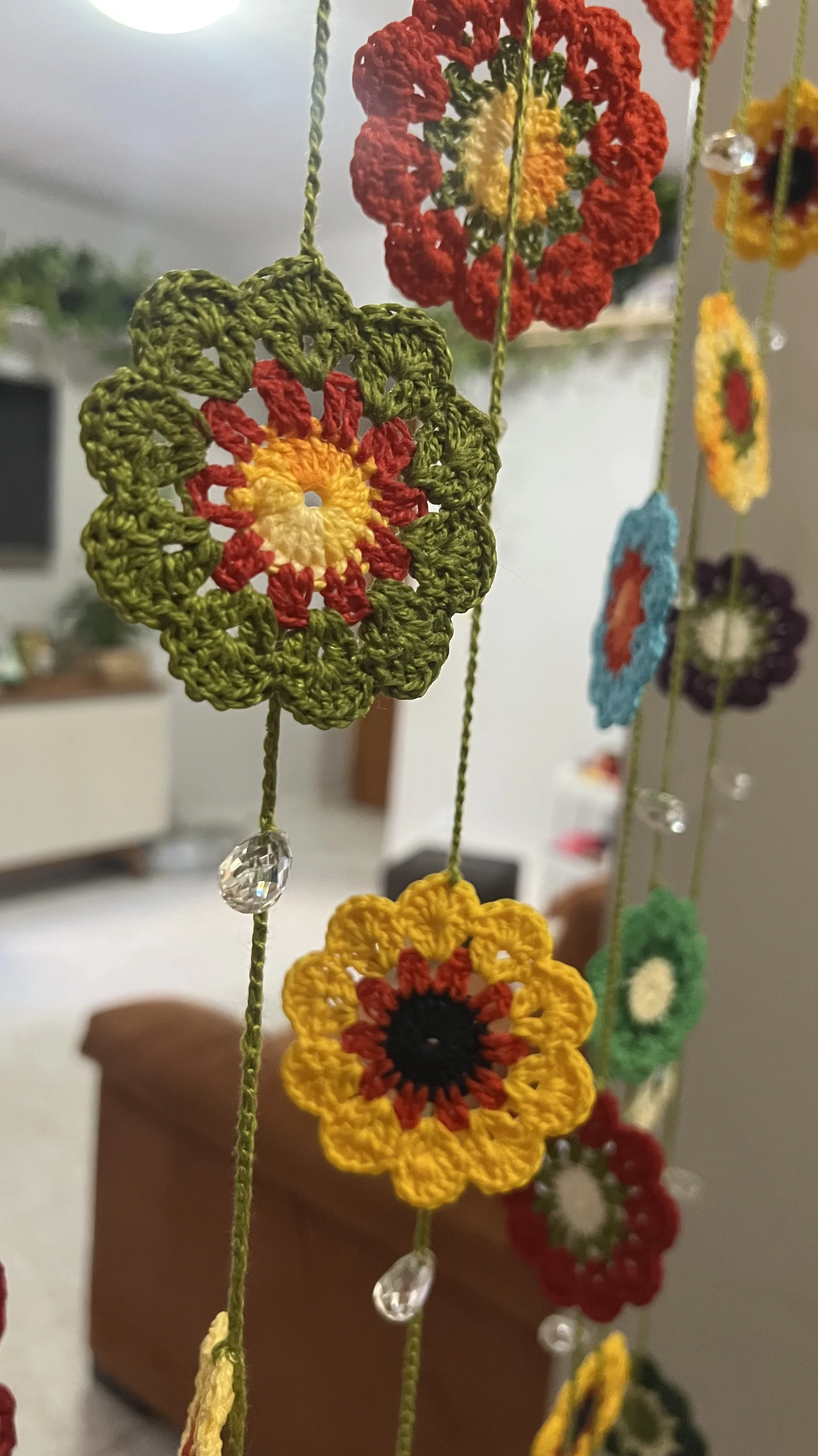 Detalhe das flores de crochê tecidas à mão