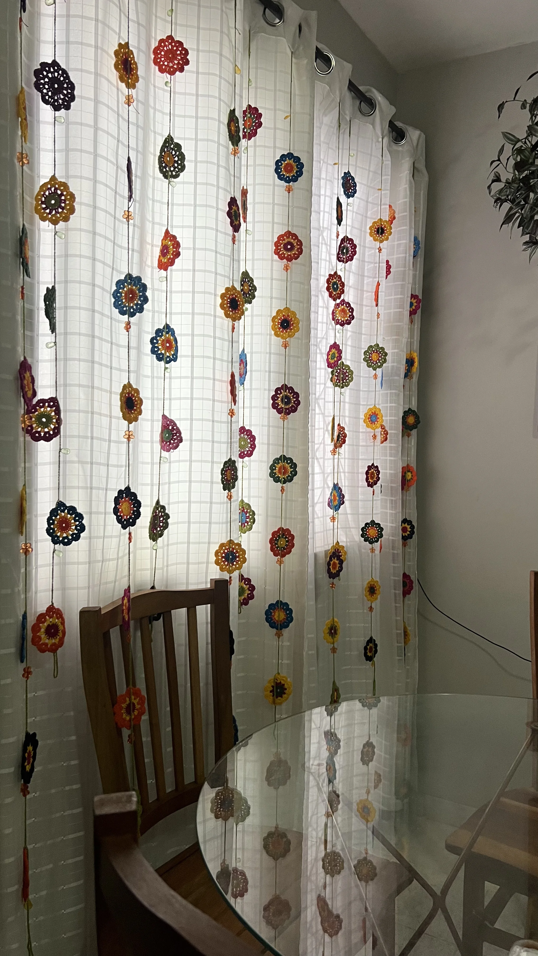 Cortina de flores de crochê, detalhe dos cordões