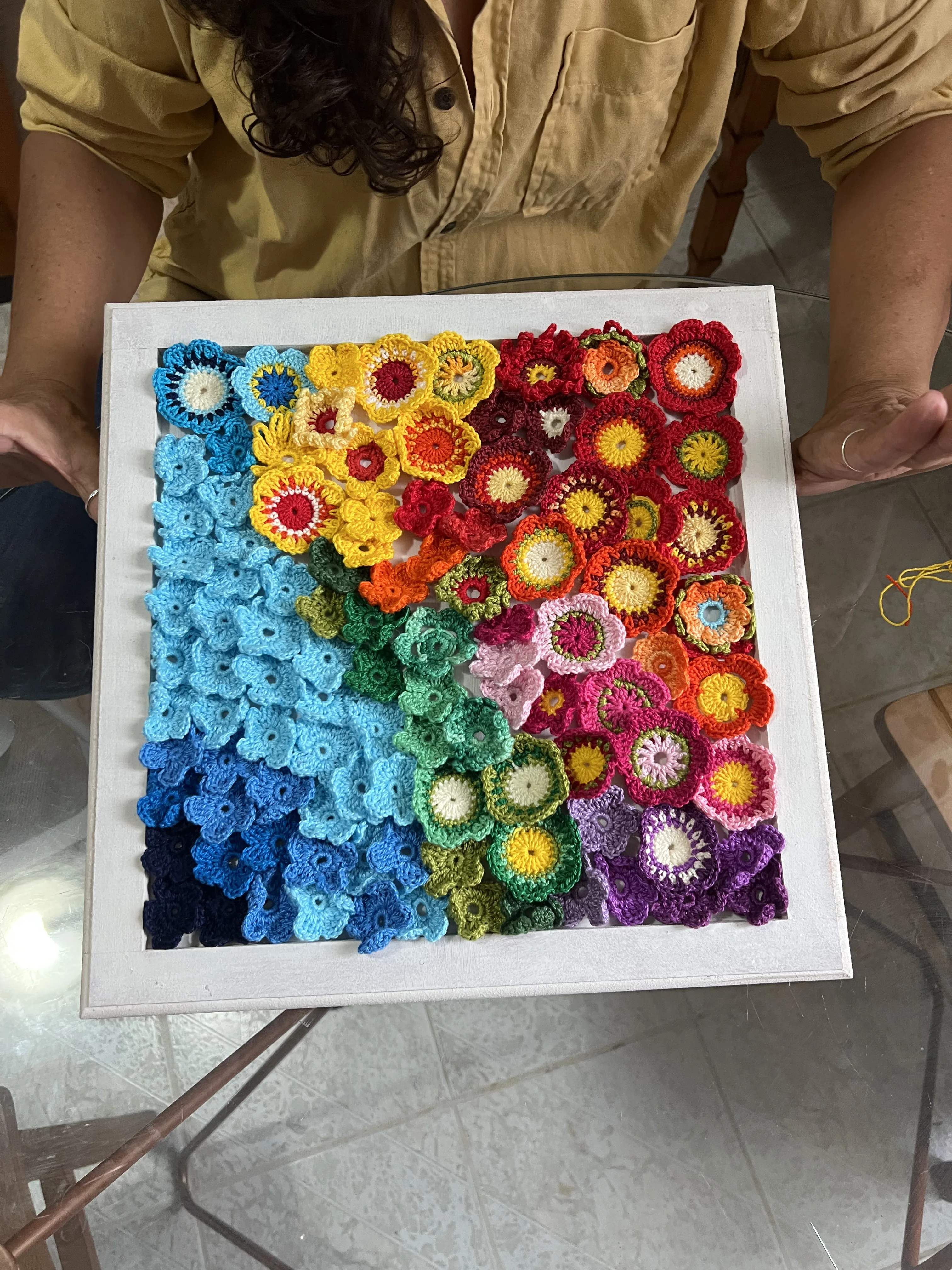 Quadro de flores em crochê 1 – Jardim em Moldura