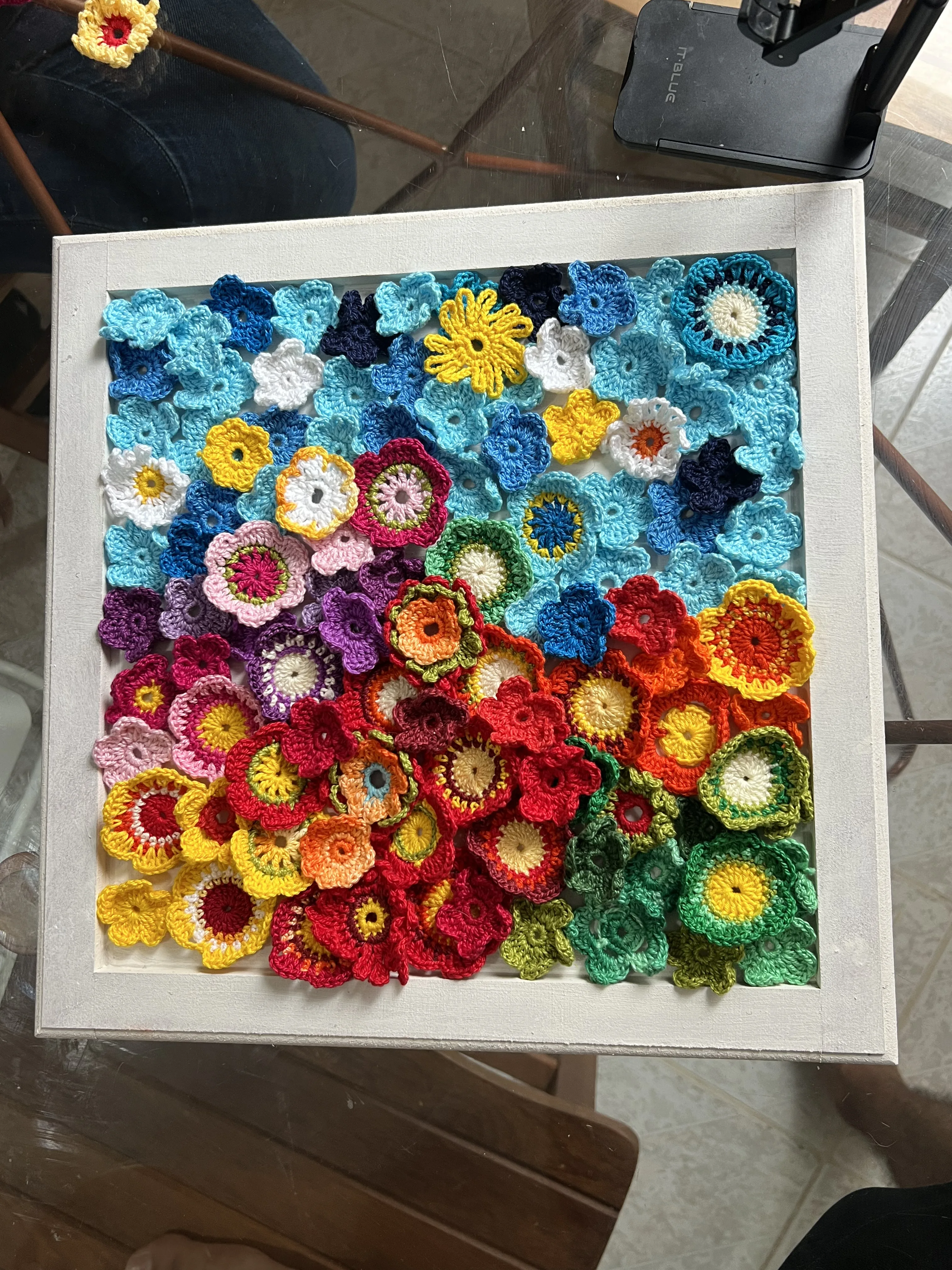Quadro de flores em crochê 2 – Jardim em Moldura
