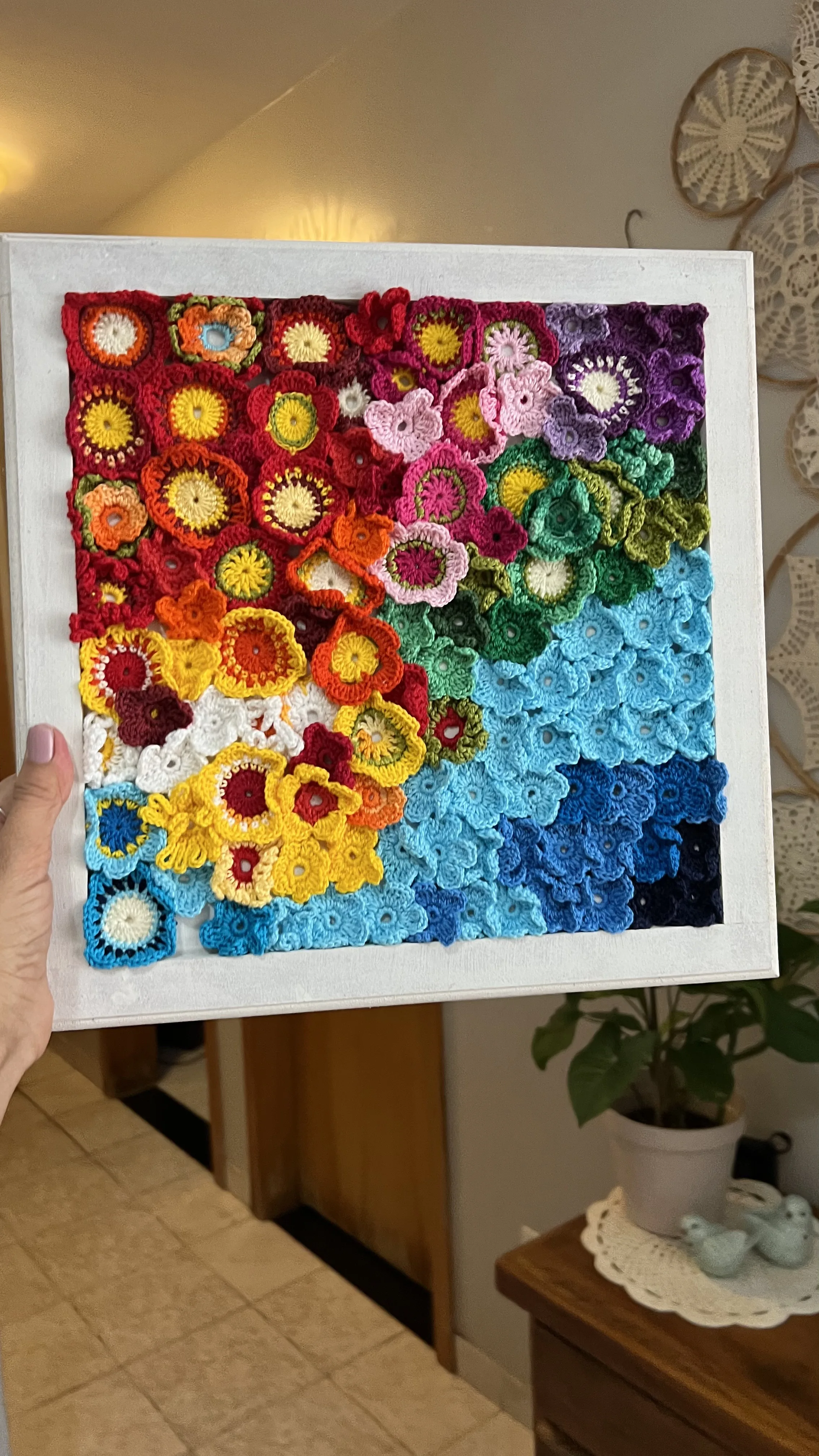 Quadro de flores em crochê 4 – Jardim em Moldura