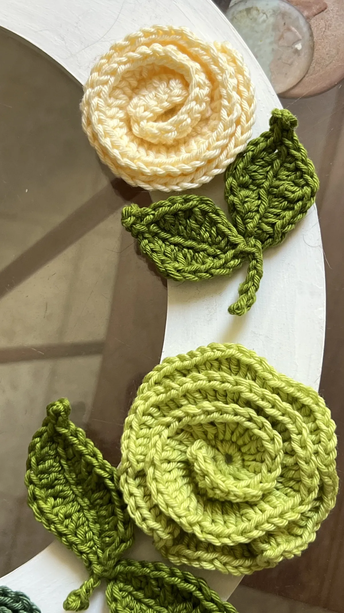 Flor Alice em crochê creme e verde-claro com folhas