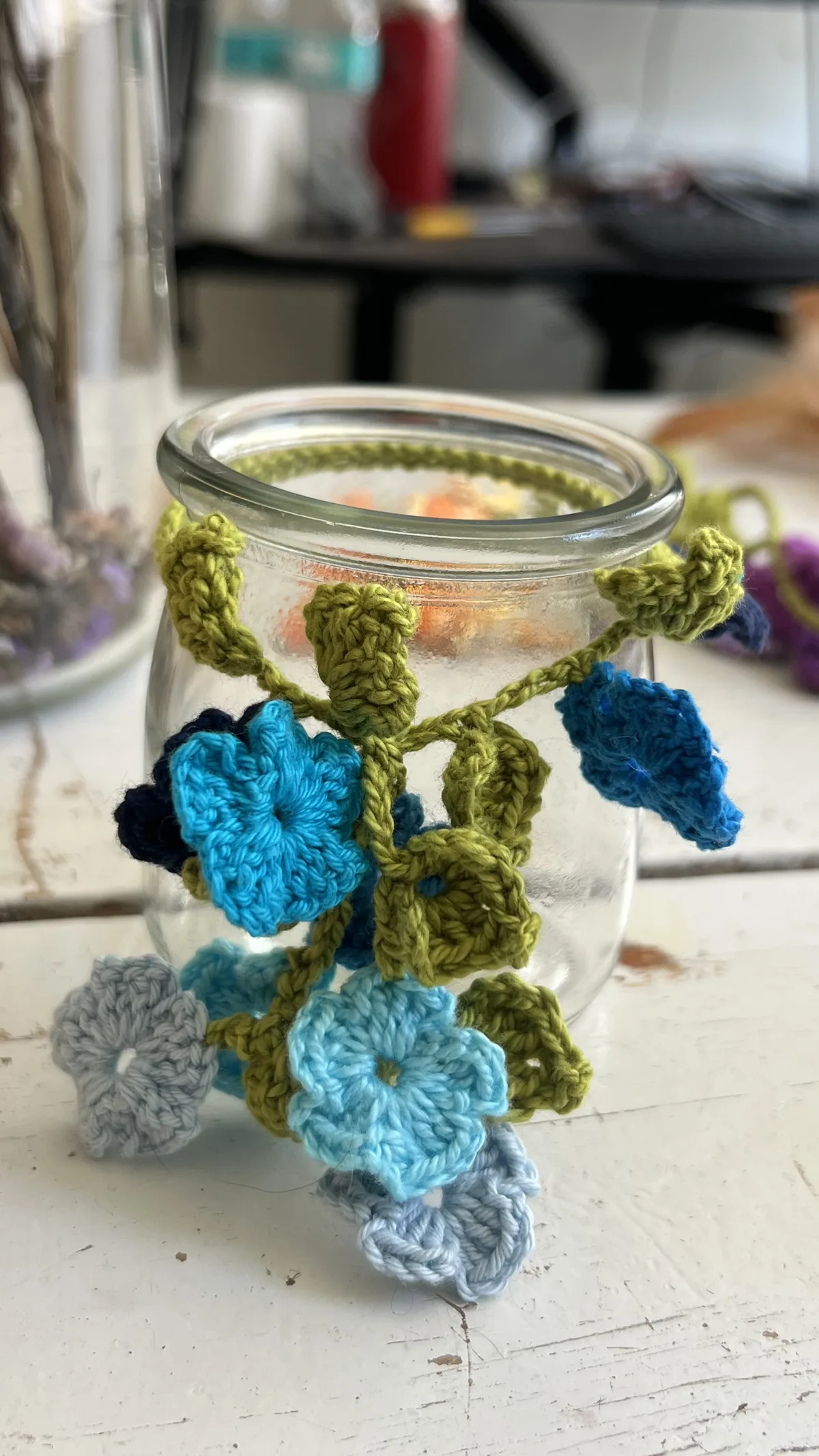 Pote de vidro decorado com Flores Olívia em tons de azul