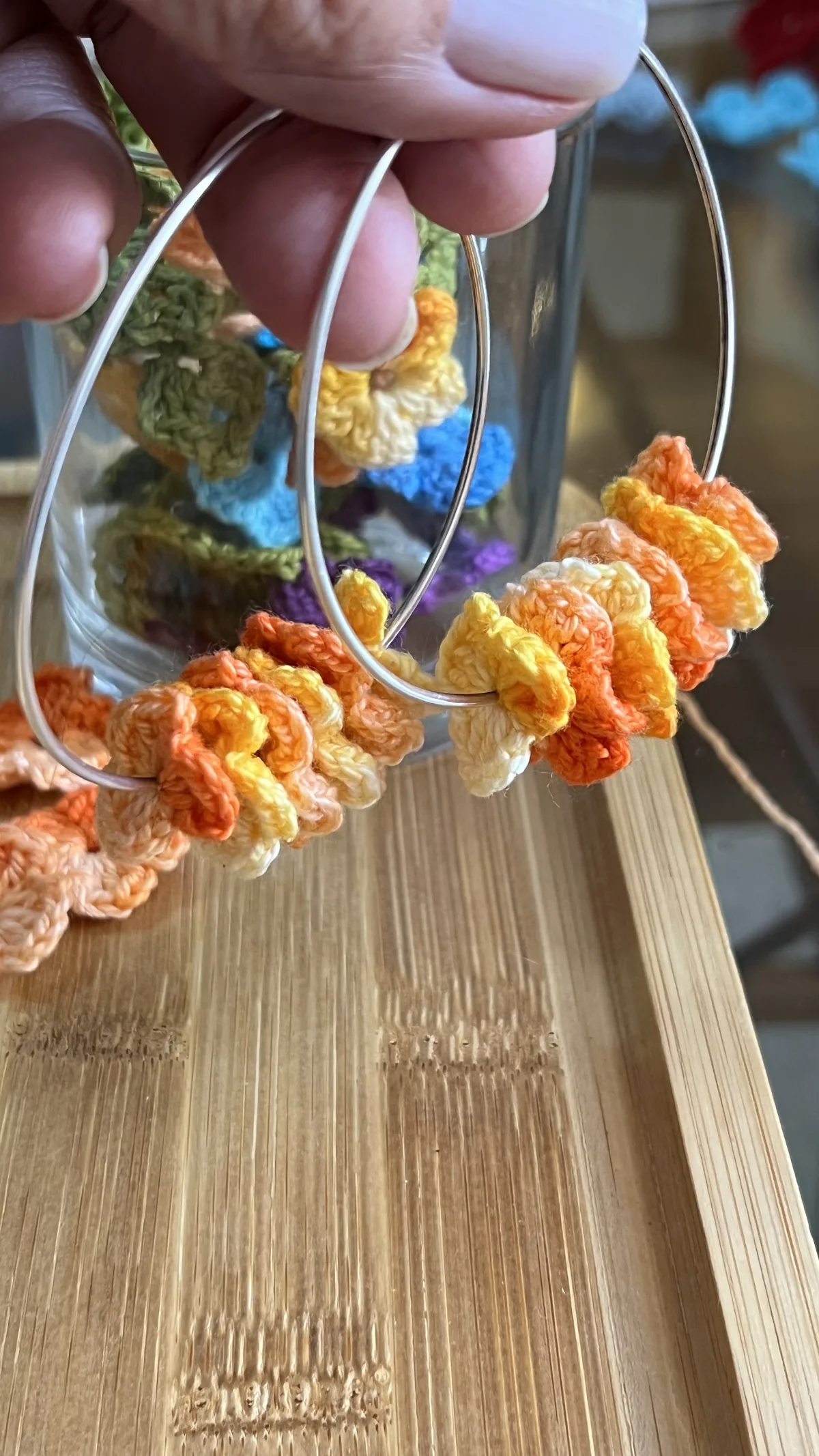 Brincos de argola decorados com Flores Olívia em tons de laranja