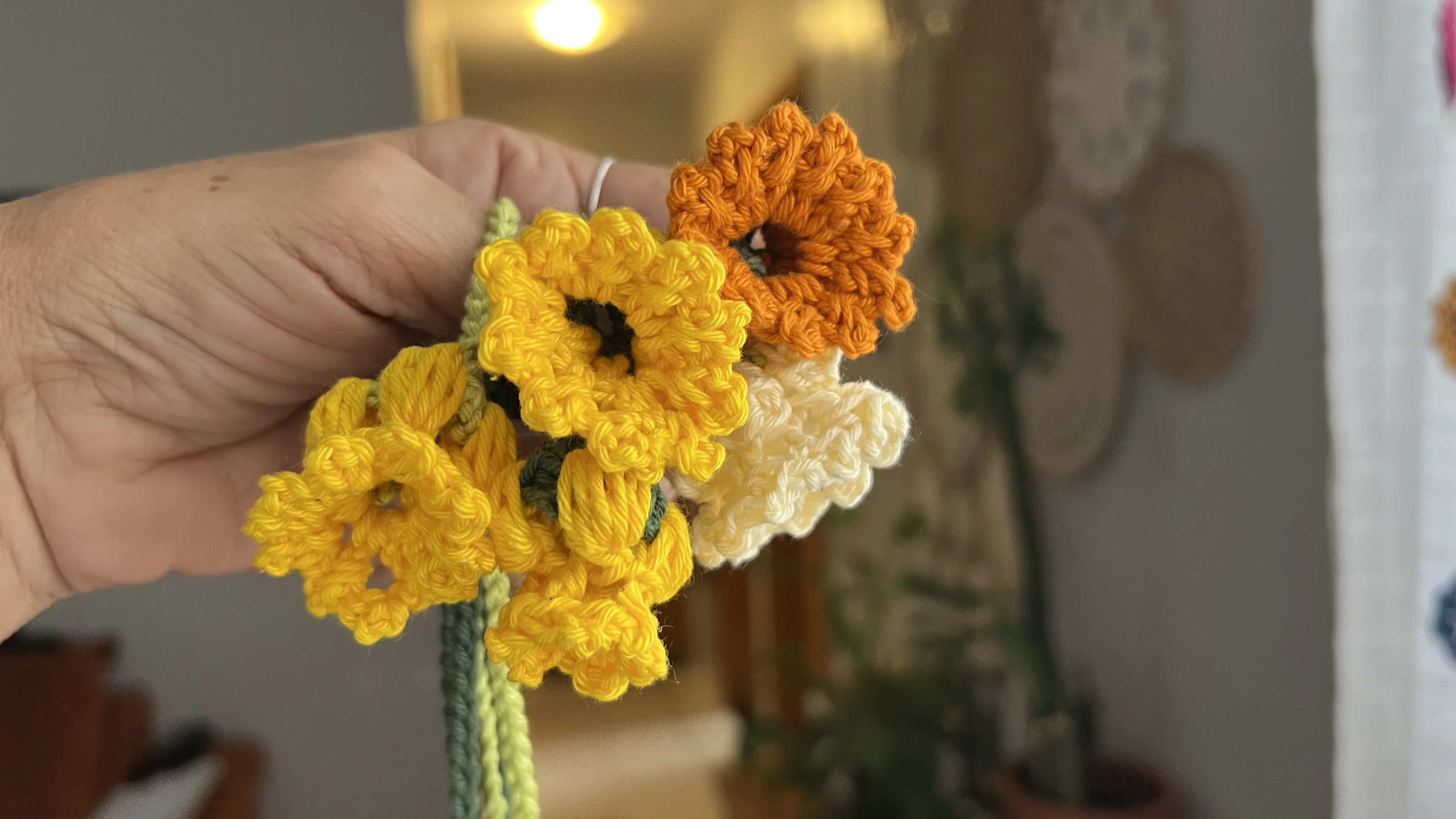 Detalhe aproximado da textura das pétalas da Flor Sininho em crochê