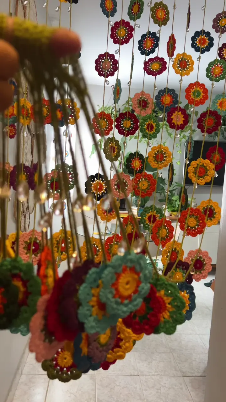 Cortina de flores completa, montada, várias fitas penduradas